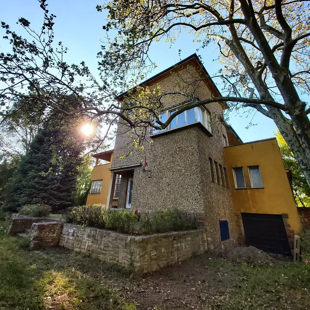 A Bezsilla villa napsütésben, fák alatt