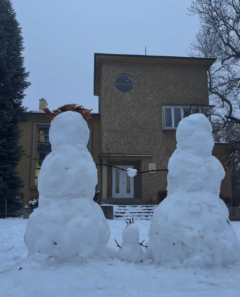 Két hóember a Bezsilla villa előtt télen