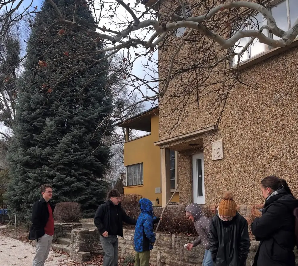 Fiatalok a Bezsilla villa bejárata előtt télen