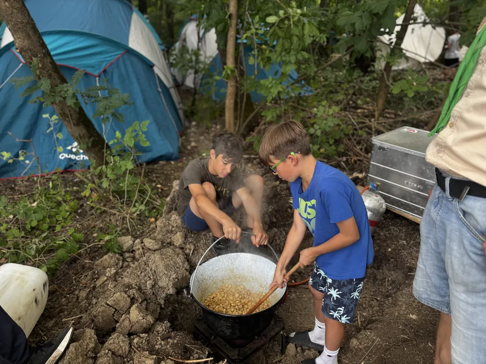 Gyerekek bográcsban főznek a táborban
