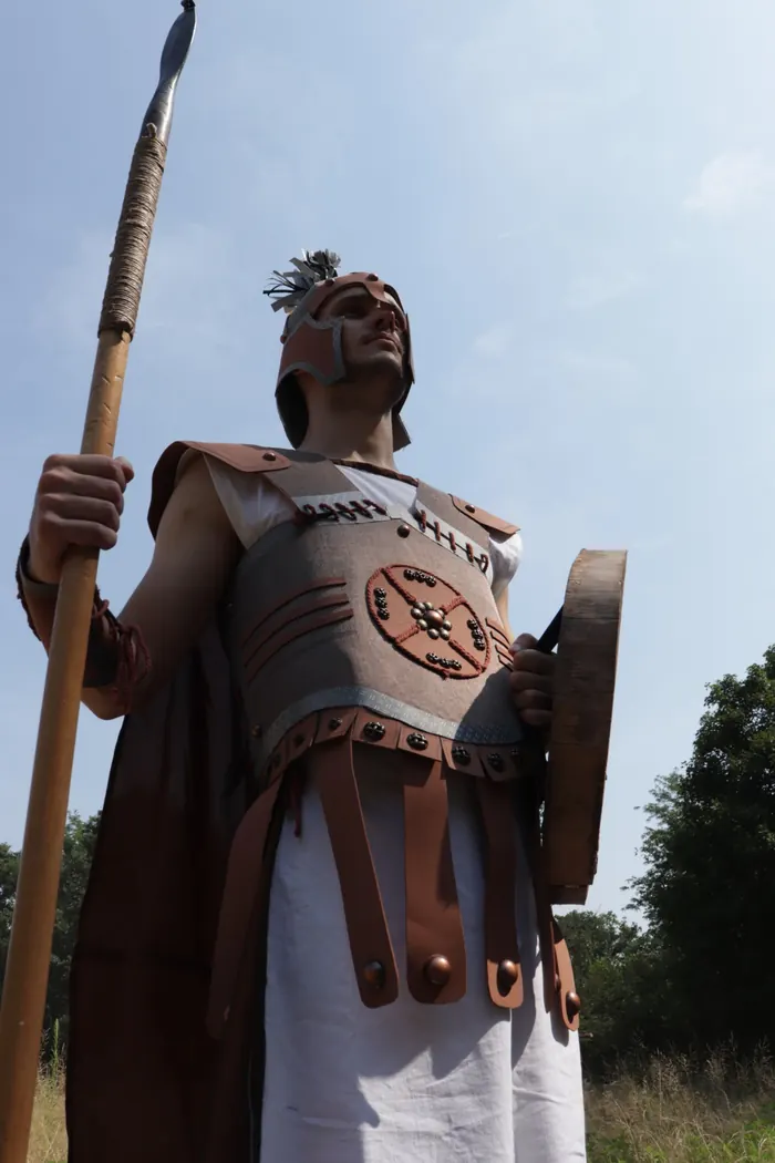 Jelmezes vezető páncélban, lándzsával és pajzzsal a keretmese egyik jelenetében