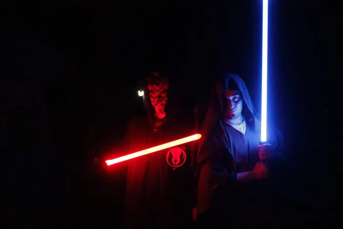 Star Wars-jelmezes vezetők fénykardokkal a keretmese egyik jelenetében